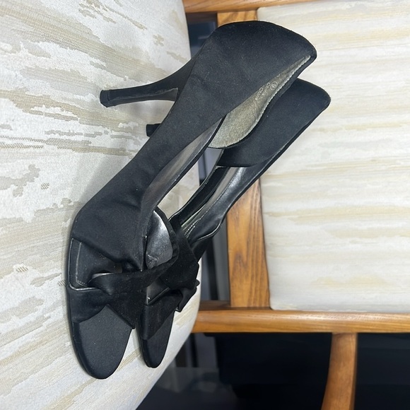 George Heels black size 9 Suade Peep Toe Bow Formal Elegant - Picture 4 of 6